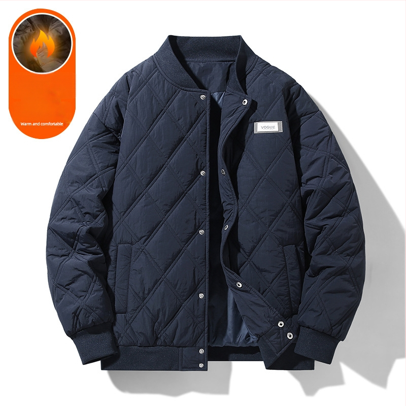 Jachetă din bumbac căptușită, cu guler stand, închidere cu nasturi pe un rând, umplutură poliester, căptușeală poliester, buzunare laterale