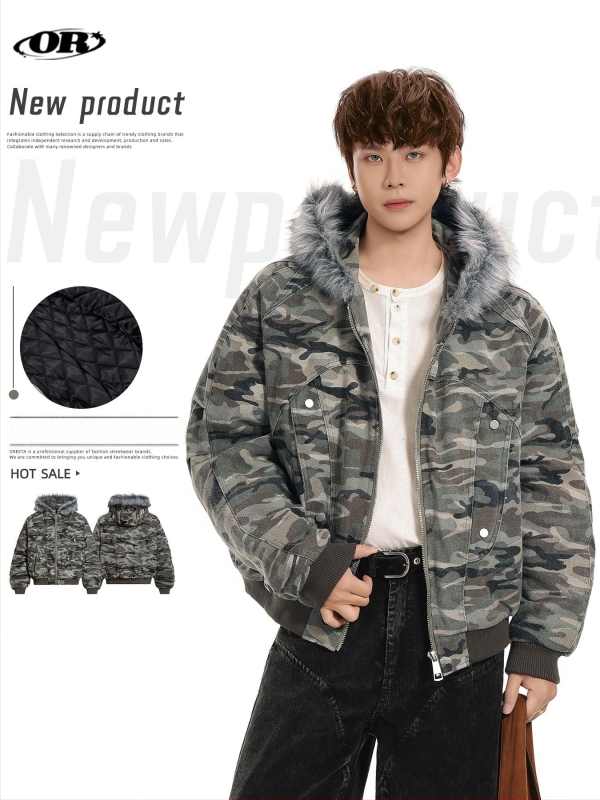 Geacă din bumbac cu model camuflaj, glugă cu guler de blană, fermoar, lungime medie.