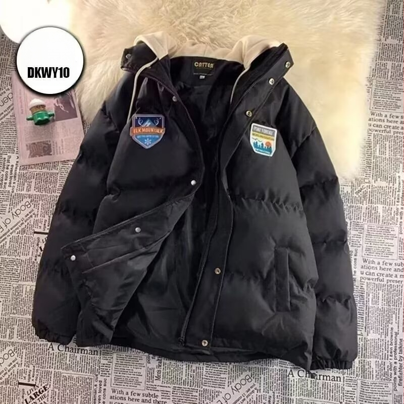 Jachetă căptușită cu bumbac, cu glugă, croială lejeră, mâneci lungi, închidere cu fermoar, lungime medie 50–65 cm