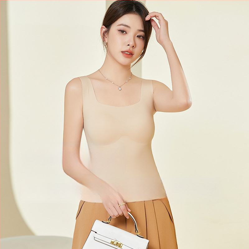 Top din mătase Mulberry cu padding pentru sân încorporat; croială scurtă; 80–90% mătase Mulberry; bretele neîndepărtate