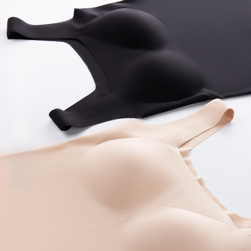 Top din mătase Mulberry cu padding pentru sân încorporat; croială scurtă; 80–90% mătase Mulberry; bretele neîndepărtate