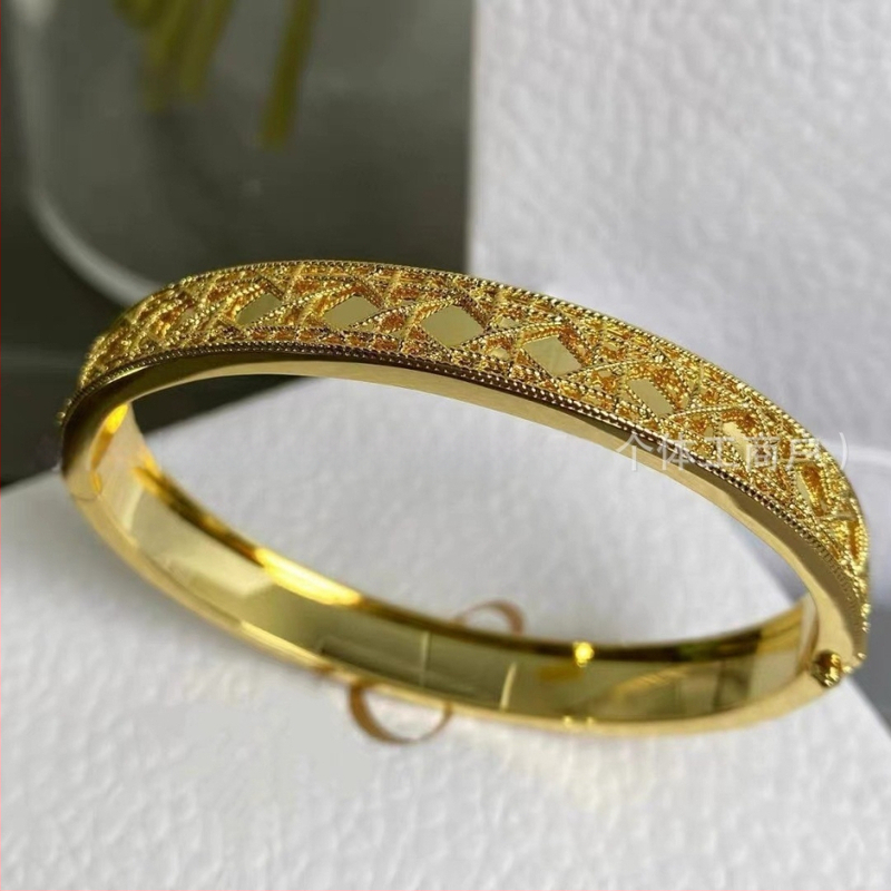 Brățară cu model romb din ratan și bandă răsucită, gol; finisaj V gold; electroplacare; Origine Shantou; Lansare vară 2025; Stil lux lejer