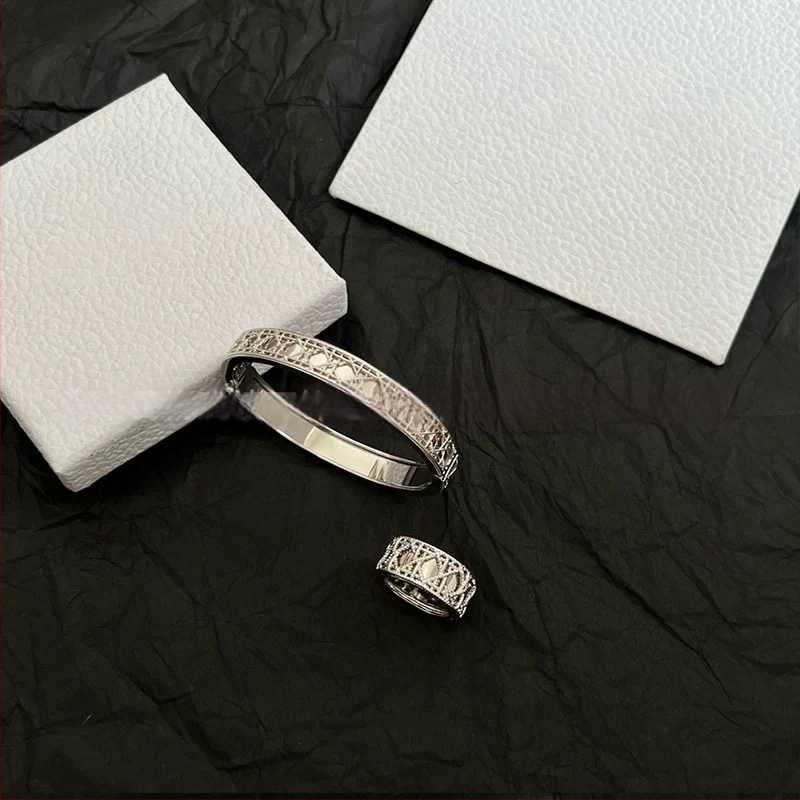 Brățară cu model romb din ratan și bandă răsucită, gol; finisaj V gold; electroplacare; Origine Shantou; Lansare vară 2025; Stil lux lejer