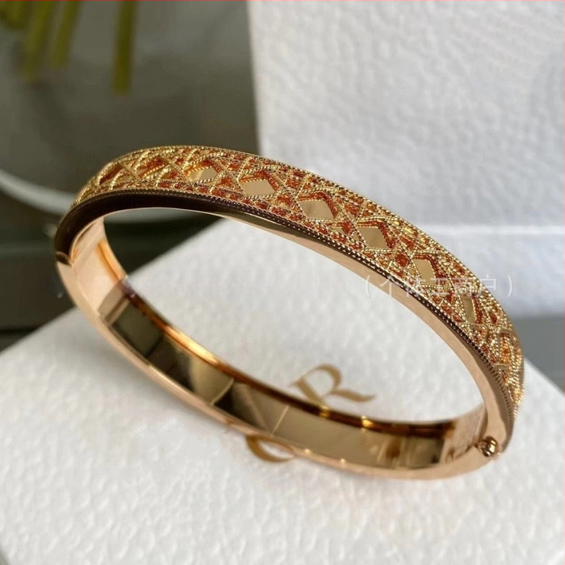 Brățară cu model romb din ratan și bandă răsucită, gol; finisaj V gold; electroplacare; Origine Shantou; Lansare vară 2025; Stil lux lejer