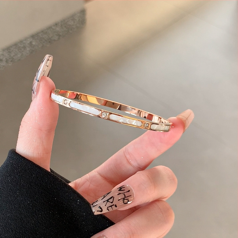 Brățară pentru femei din oțel de titan, design cu segmente de bambus — bandă rotundă minimalistă, lux ușor, lansare vară 2024