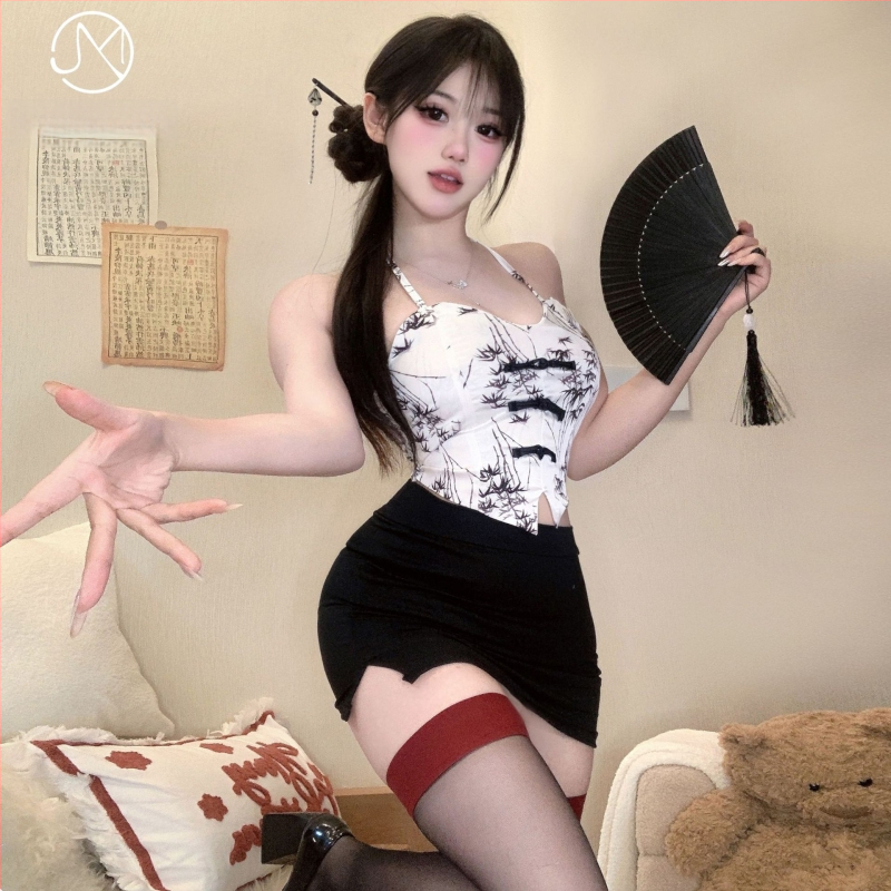 Sekso apatinių komplektas cheongsam stiliumi su halterio kaklu, pilvo juosta ir atvira dekoltė — poliesteris 80–90%