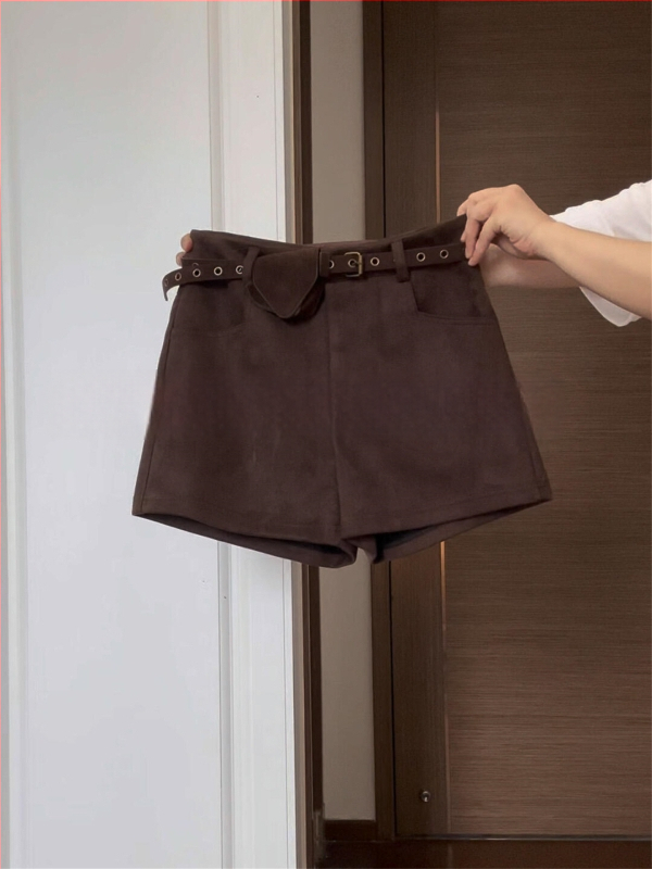 Naistele veluurist lühikesed püksid, kõrge vöökoht, kolmandik-pikkus, laia lõikega, talve 2025 kollektsioon