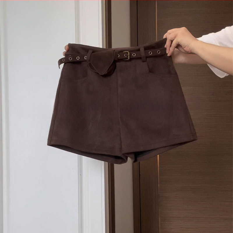 Naistele veluurist lühikesed püksid, kõrge vöökoht, kolmandik-pikkus, laia lõikega, talve 2025 kollektsioon