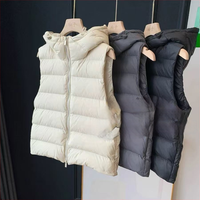 Ženska kapuljačasta vesta s punjenjem od bijelog patkastog perja, 86–90% punila, vanjski nylon, zatvarač, duljina 50–65 cm, zima 2025