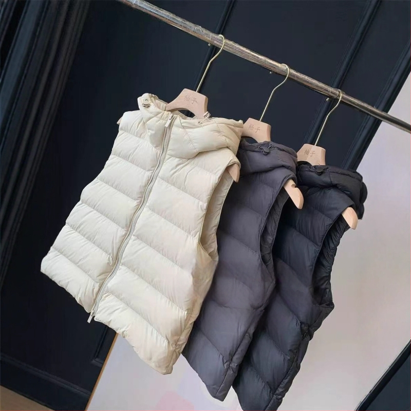 Ženska kapuljačasta vesta s punjenjem od bijelog patkastog perja, 86–90% punila, vanjski nylon, zatvarač, duljina 50–65 cm, zima 2025