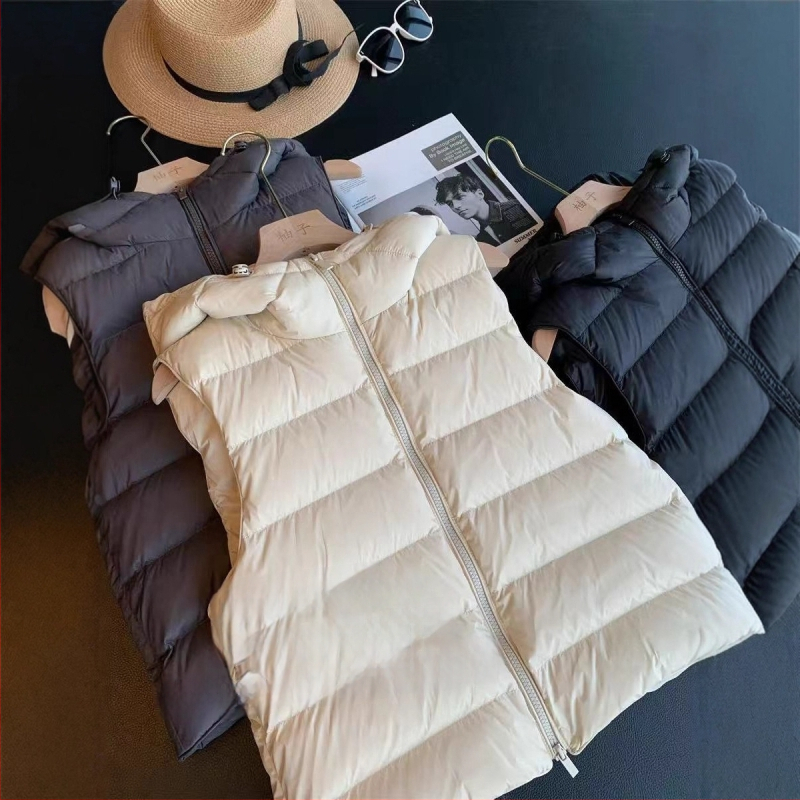 Ženska kapuljačasta vesta s punjenjem od bijelog patkastog perja, 86–90% punila, vanjski nylon, zatvarač, duljina 50–65 cm, zima 2025
