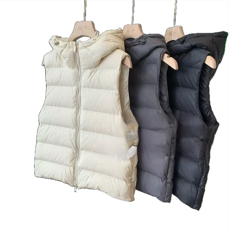 Ženska kapuljačasta vesta s punjenjem od bijelog patkastog perja, 86–90% punila, vanjski nylon, zatvarač, duljina 50–65 cm, zima 2025