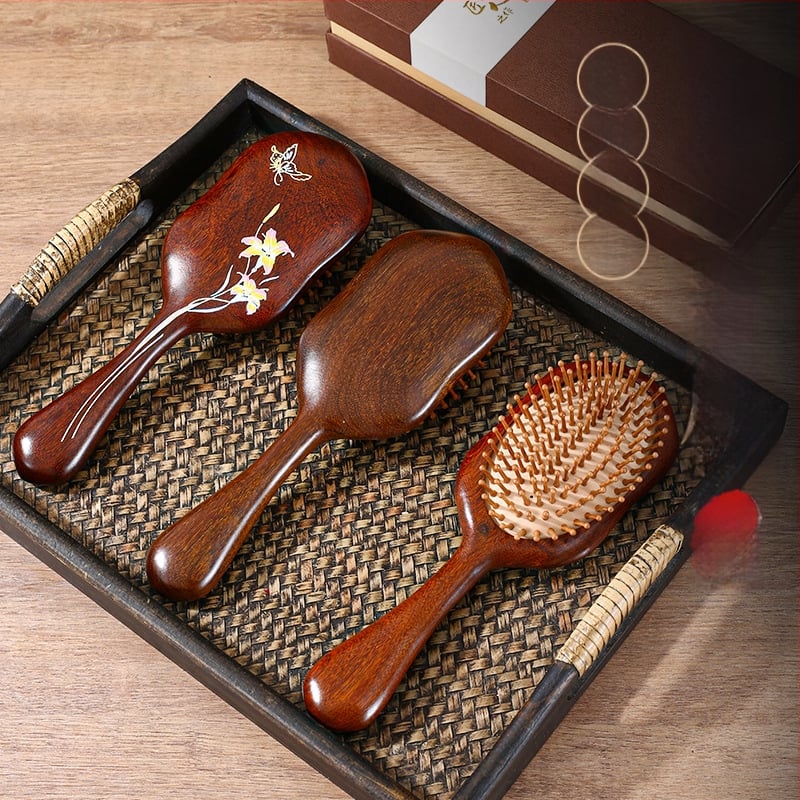 Fából készült hajápoló fésű légpárnás masszázsra a fejbőrön, arany szantálfa, nagy kör alakú fej, kerek fogak, eredet: Linyi