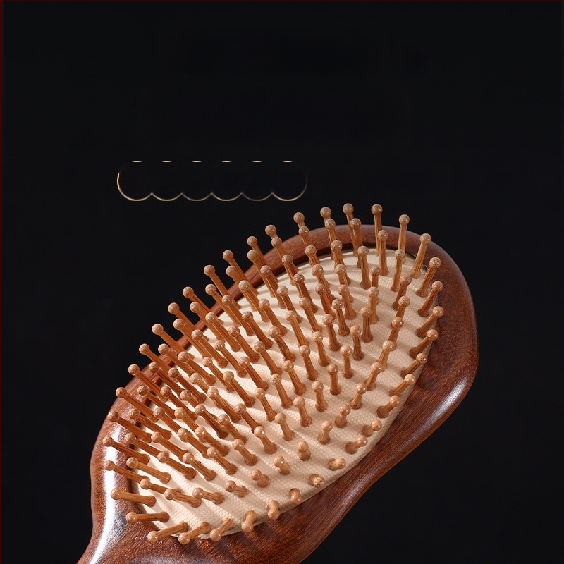 Fából készült hajápoló fésű légpárnás masszázsra a fejbőrön, arany szantálfa, nagy kör alakú fej, kerek fogak, eredet: Linyi