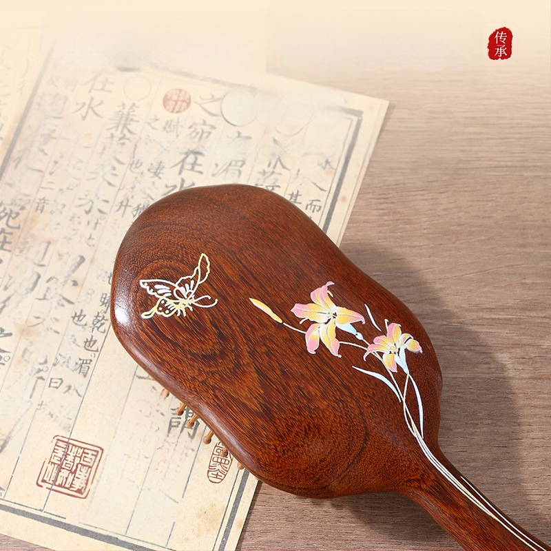 Fából készült hajápoló fésű légpárnás masszázsra a fejbőrön, arany szantálfa, nagy kör alakú fej, kerek fogak, eredet: Linyi