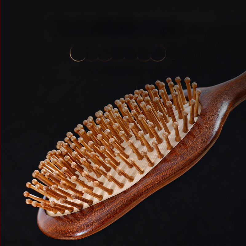 Fából készült hajápoló fésű légpárnás masszázsra a fejbőrön, arany szantálfa, nagy kör alakú fej, kerek fogak, eredet: Linyi