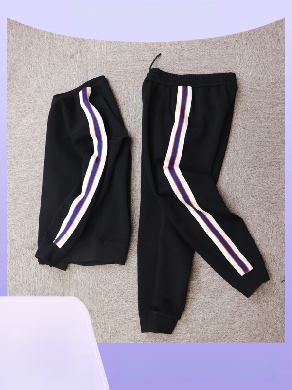 Plus-size modni set: sweatshirt s okruglim izrezom i sportske hlače, dvostrano prugasta traka i fleece podstava.