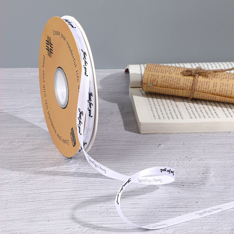 Virágmintás poliészter szalag ajándékokhoz – DIY tortadíszítés, csomagolás (Poliészter; virágmintázat; ajándékcsomagolás; tortadíszítés; DIY)