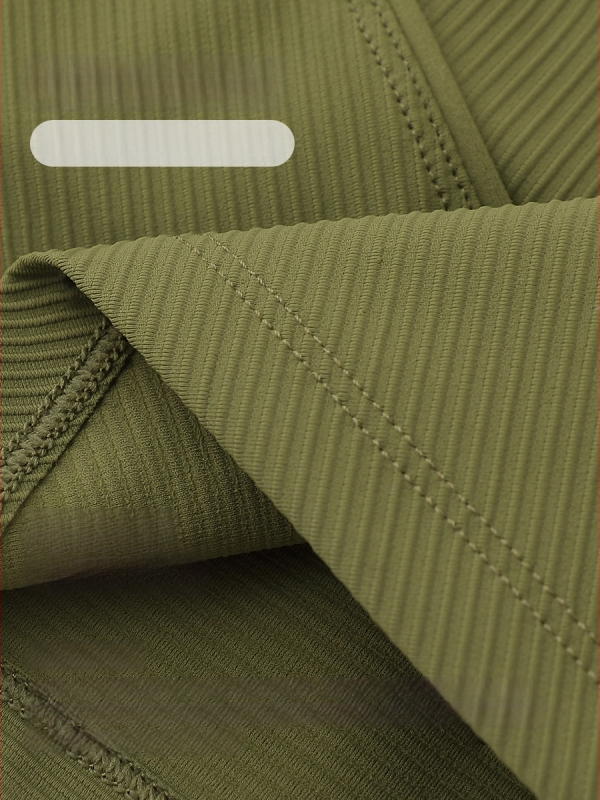 Moterų be rankovių bėgimo toppas su ribos tekstūra ir krūties pagalvėle – kvėpuojanti medžiaga, nailonas 75% / spandeksas 25%, siauras kirpimas, liemens ilgis