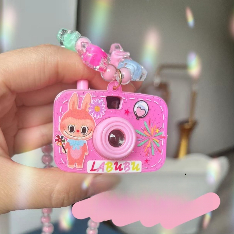 Kaelakee karikatüüriga ripats, plastik-resiin materjal, kunstlik kristall, pärlidega dekoratsioon