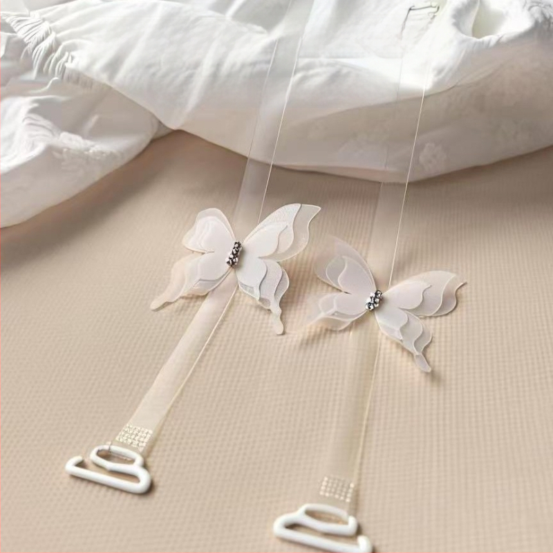 Neredzamās krūštura siksnas — caurspīdīgas, bow tie stila elementi, diamantu akcenti; Nailons; Yongwei; Izlaidums: Ziemas 2025