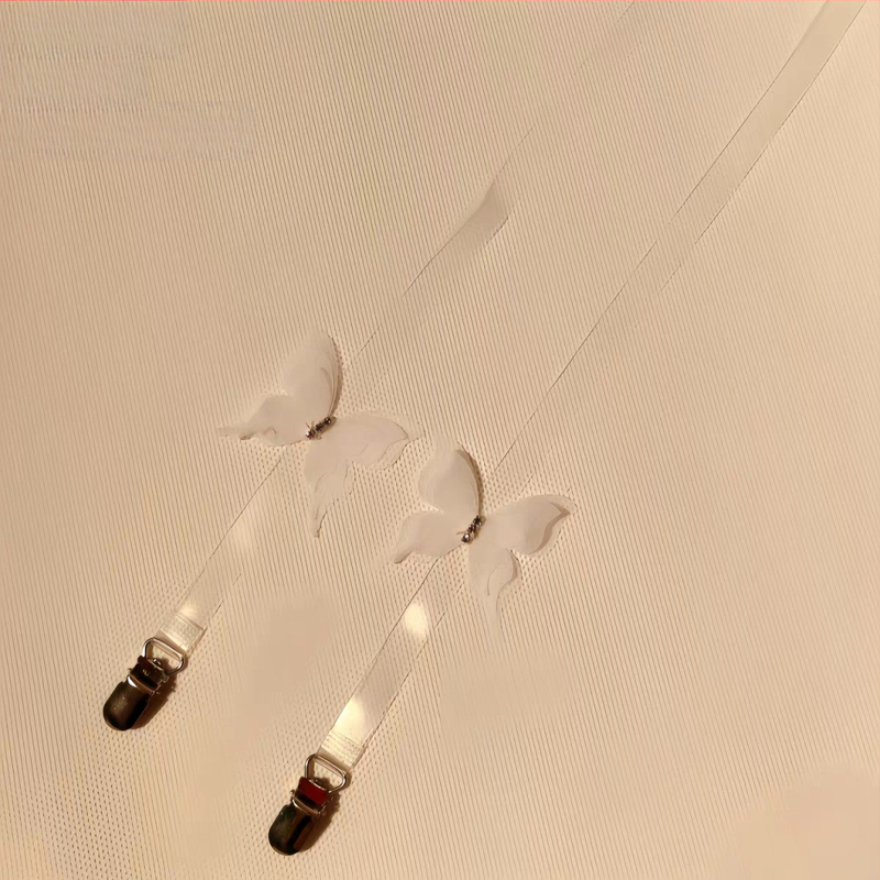 Neredzamās krūštura siksnas — caurspīdīgas, bow tie stila elementi, diamantu akcenti; Nailons; Yongwei; Izlaidums: Ziemas 2025