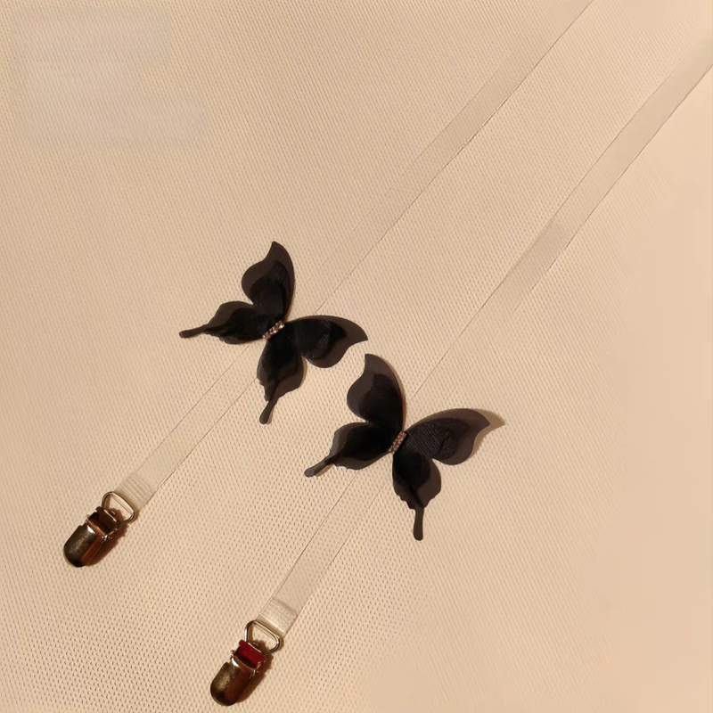 Neredzamās krūštura siksnas — caurspīdīgas, bow tie stila elementi, diamantu akcenti; Nailons; Yongwei; Izlaidums: Ziemas 2025