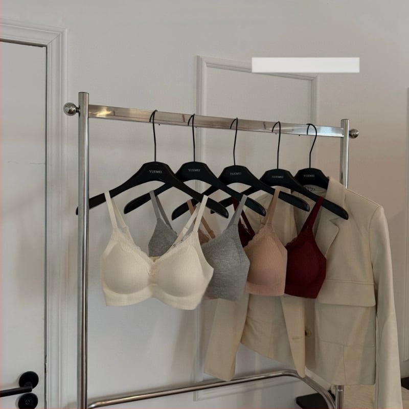 Cecily Krutch 8368 — dantelă cu fir, sutien cu cupă 3/4, cupe din burete, material Nylon, căptușeală Nylon, închidere spate cu patru rânduri de cârlige, bretele fixe