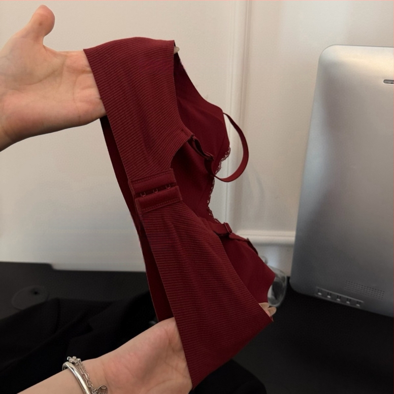 Cecily Krutch 8368 — dantelă cu fir, sutien cu cupă 3/4, cupe din burete, material Nylon, căptușeală Nylon, închidere spate cu patru rânduri de cârlige, bretele fixe