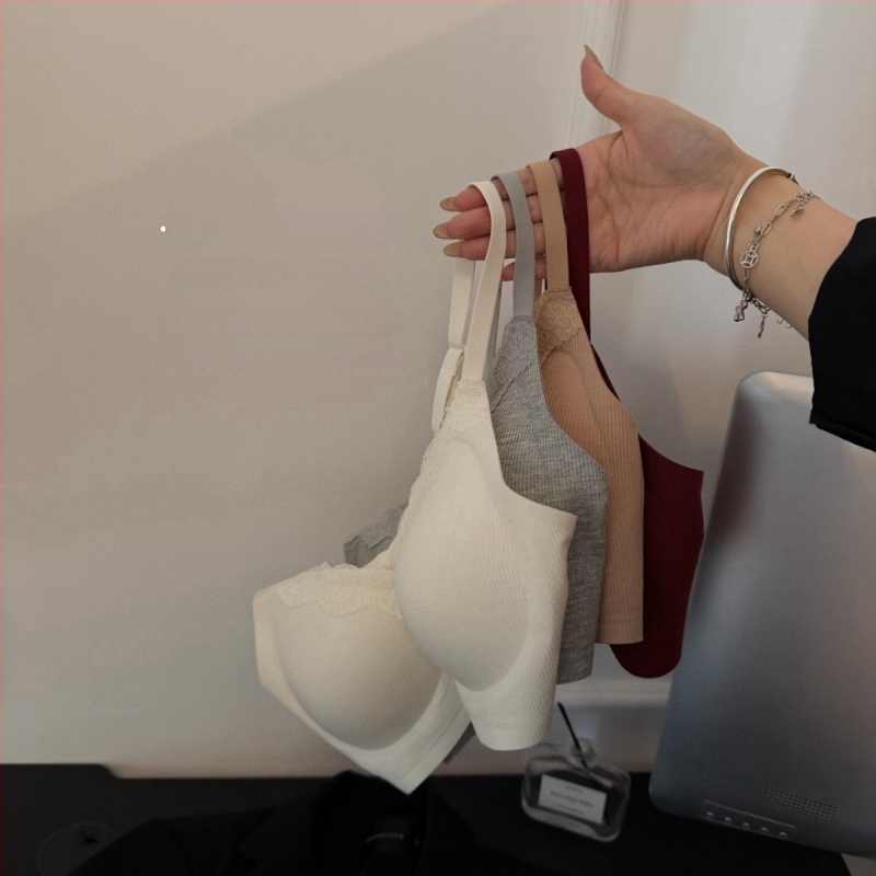 Cecily Krutch 8368 — dantelă cu fir, sutien cu cupă 3/4, cupe din burete, material Nylon, căptușeală Nylon, închidere spate cu patru rânduri de cârlige, bretele fixe