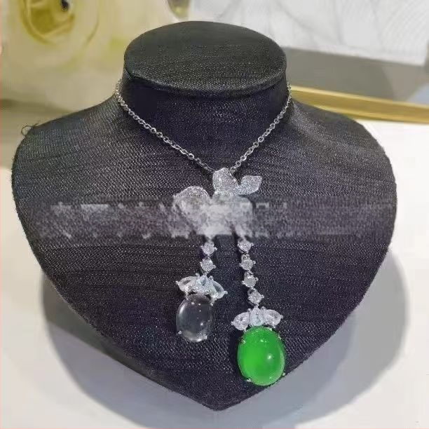 Медальон с халцедон инкрустиране, овална форма, стил пискюли, естествен камък