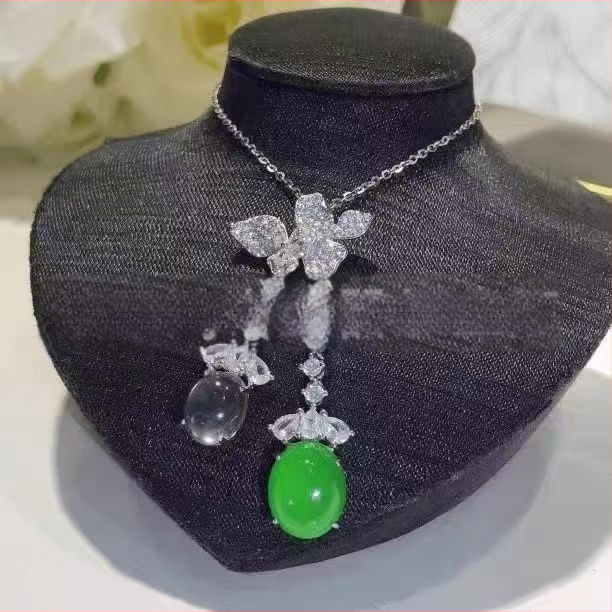 Медальон с халцедон инкрустиране, овална форма, стил пискюли, естествен камък