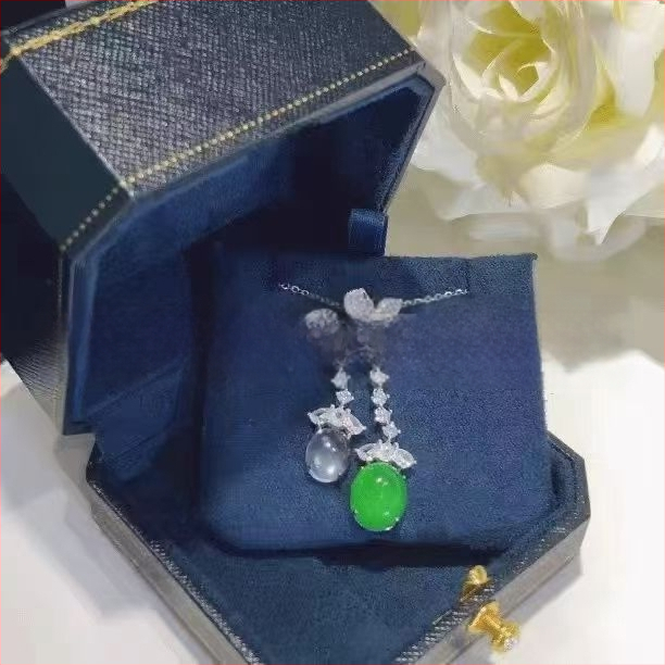 Медальон с халцедон инкрустиране, овална форма, стил пискюли, естествен камък