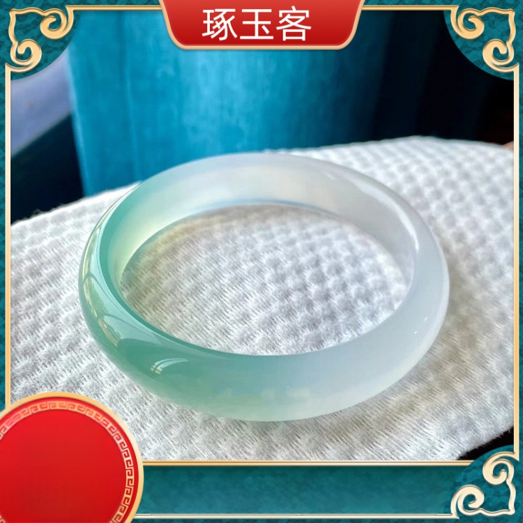 Гривна от калцедон – естествен материал, кръгла форма, естествен процес, стил лайт лукс