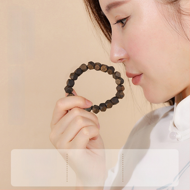 Гривна от агарово дърво с диамантени мъниста – унисекс, фина изработка, аксесоар за ръка