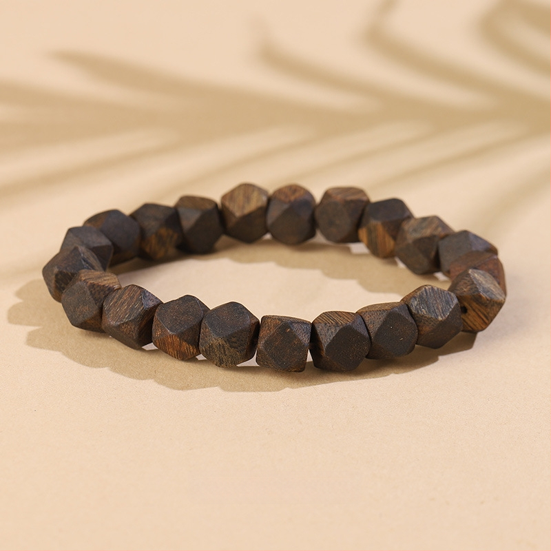 Гривна от агарово дърво с диамантени мъниста – унисекс, фина изработка, аксесоар за ръка