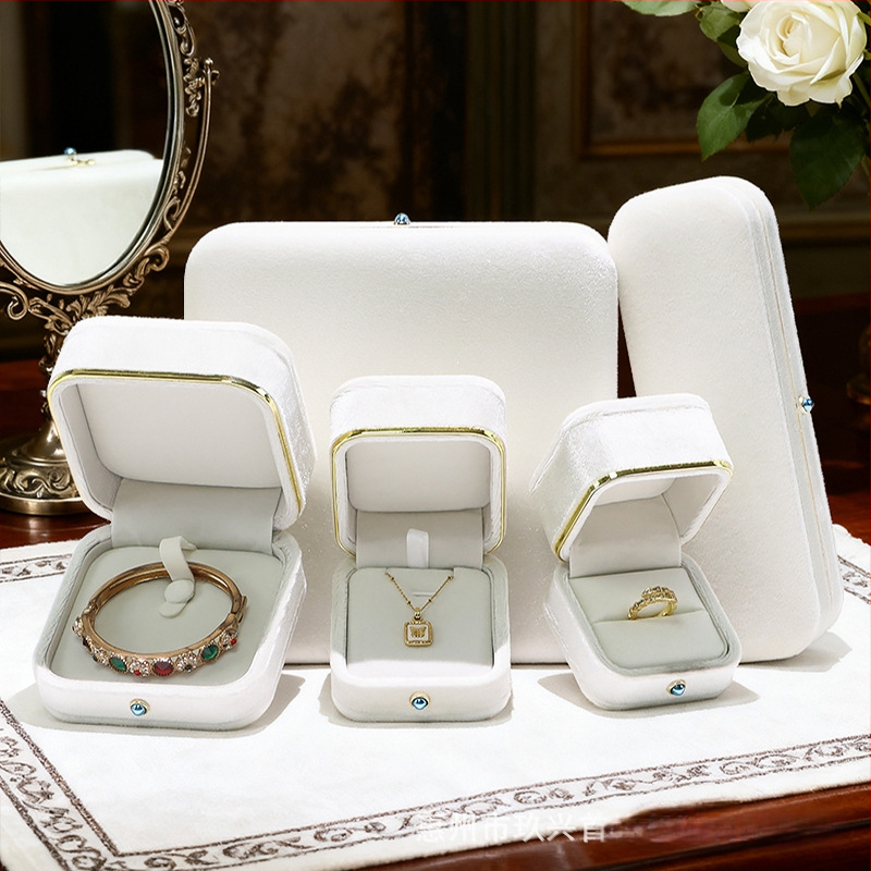 Σετ κουτιών κοσμημάτων με εσωτερικό φλανελ και χρυσοί άκρες για δαχτυλίδια, βραχιόλια, κολιέ και σετ