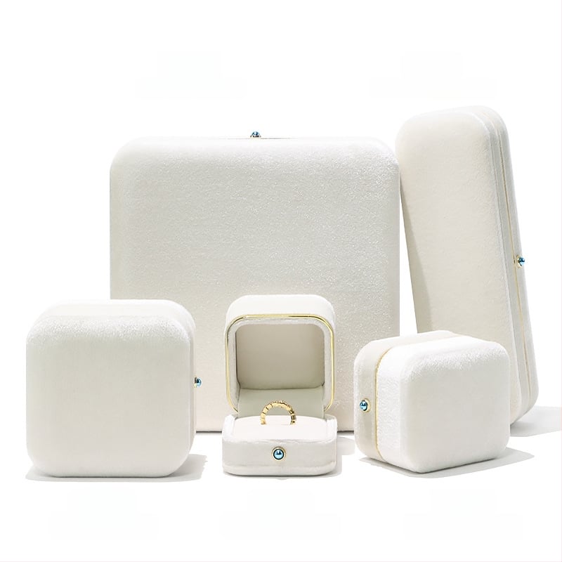 Σετ κουτιών κοσμημάτων με εσωτερικό φλανελ και χρυσοί άκρες για δαχτυλίδια, βραχιόλια, κολιέ και σετ
