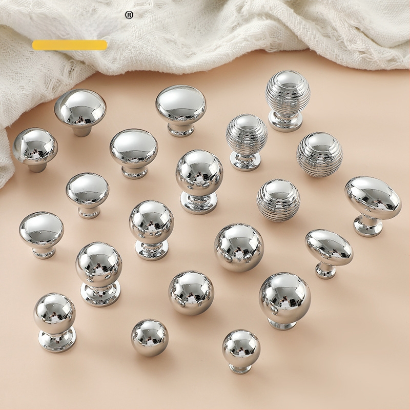 Misiņa garderobes rokturis, apaļš, ar vienu atveri, hromēts pārklājums