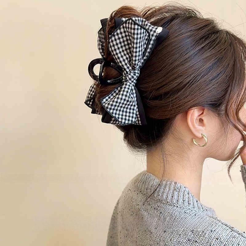 Keskmise suurusega messingust juukseklips sõlmega, keerdklips, volframaalse lisandiga, kevad 2025, pastoraalne stiil