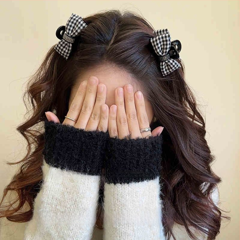 Keskmise suurusega messingust juukseklips sõlmega, keerdklips, volframaalse lisandiga, kevad 2025, pastoraalne stiil