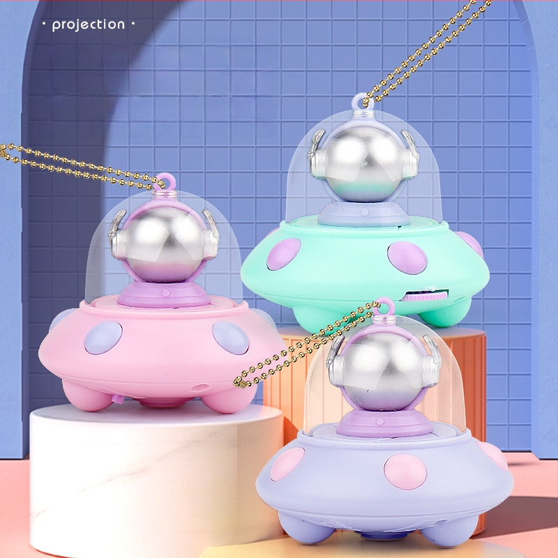 Ключодържател с прожектор: мини светещ аксесоар с дизайн летяща чиния и астронавт (LED проектор, пластмасов, за деца 4–6 години)