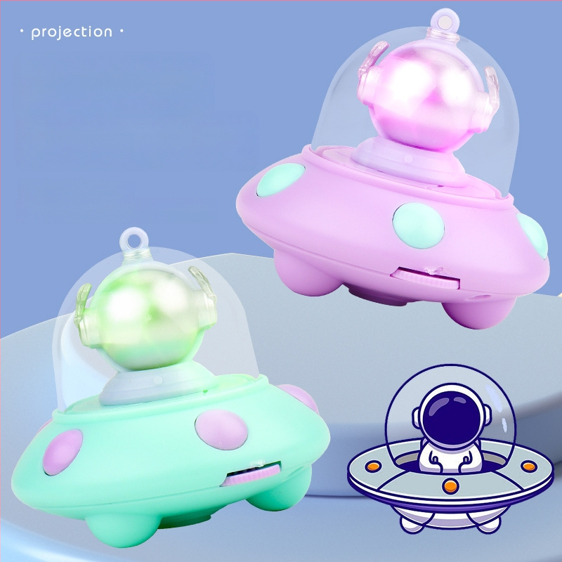 Ключодържател с прожектор: мини светещ аксесоар с дизайн летяща чиния и астронавт (LED проектор, пластмасов, за деца 4–6 години)