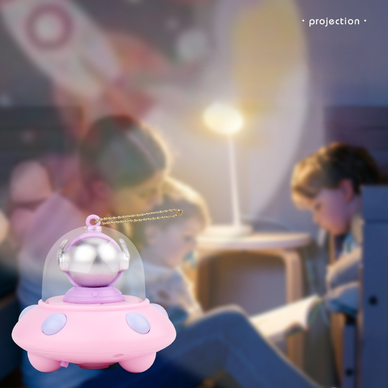 Ключодържател с прожектор: мини светещ аксесоар с дизайн летяща чиния и астронавт (LED проектор, пластмасов, за деца 4–6 години)