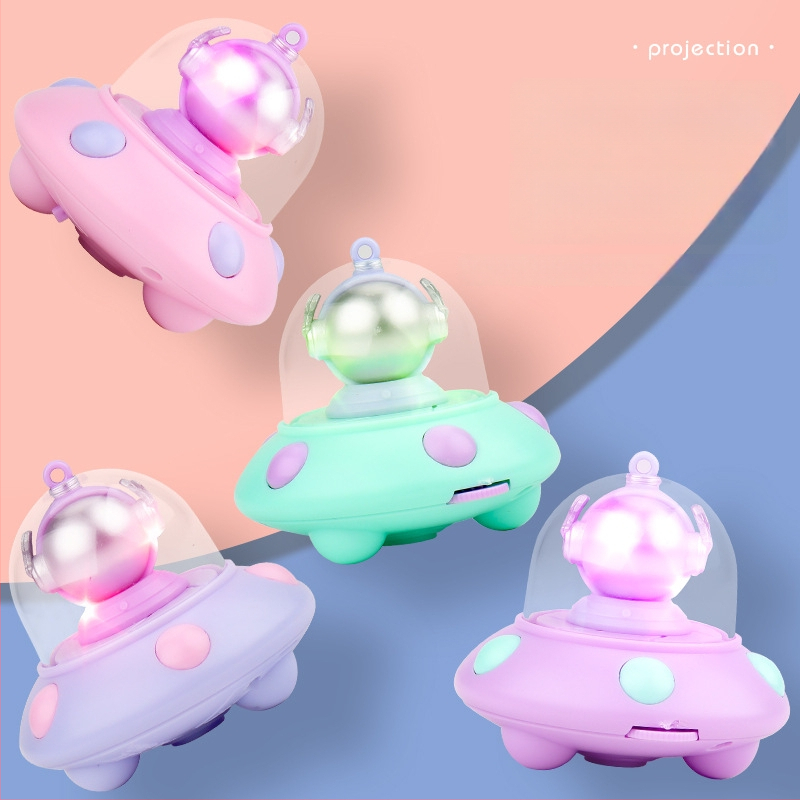 Ключодържател с прожектор: мини светещ аксесоар с дизайн летяща чиния и астронавт (LED проектор, пластмасов, за деца 4–6 години)