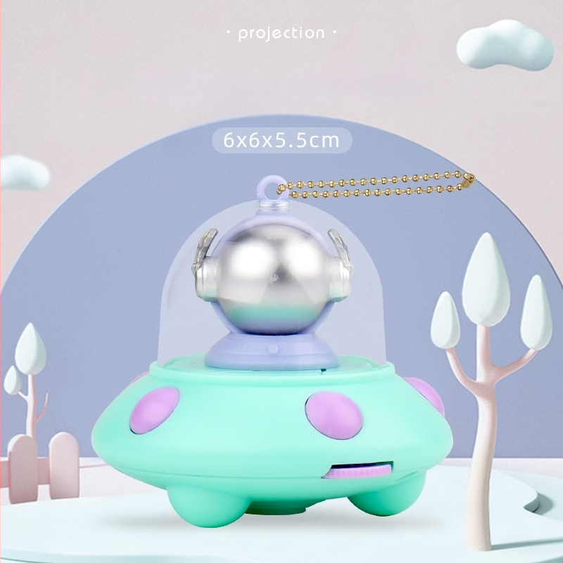 Ключодържател с прожектор: мини светещ аксесоар с дизайн летяща чиния и астронавт (LED проектор, пластмасов, за деца 4–6 години)