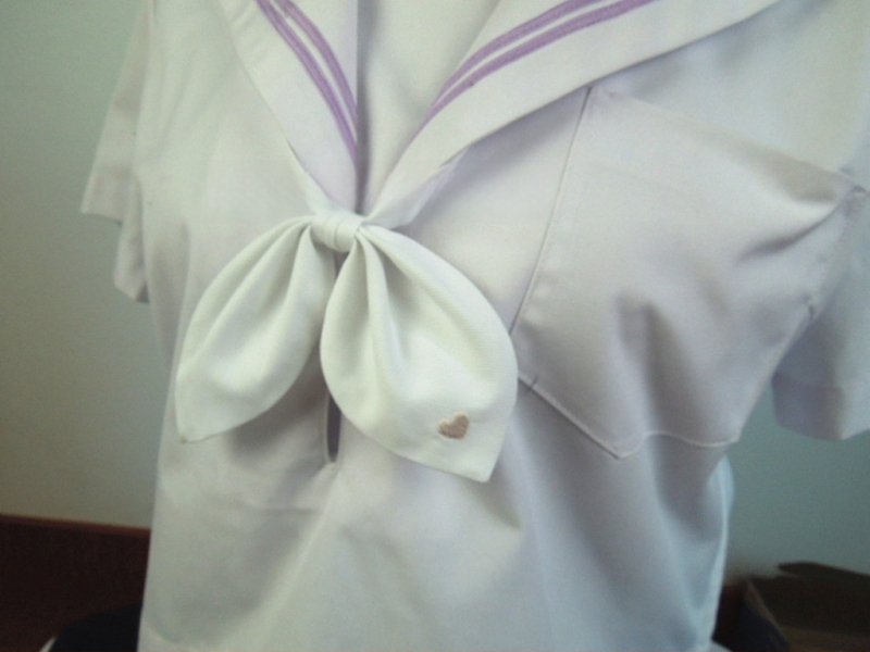 Hímzett virágos gallérkiegészítő nyúlfül-stílusú és masni elemű