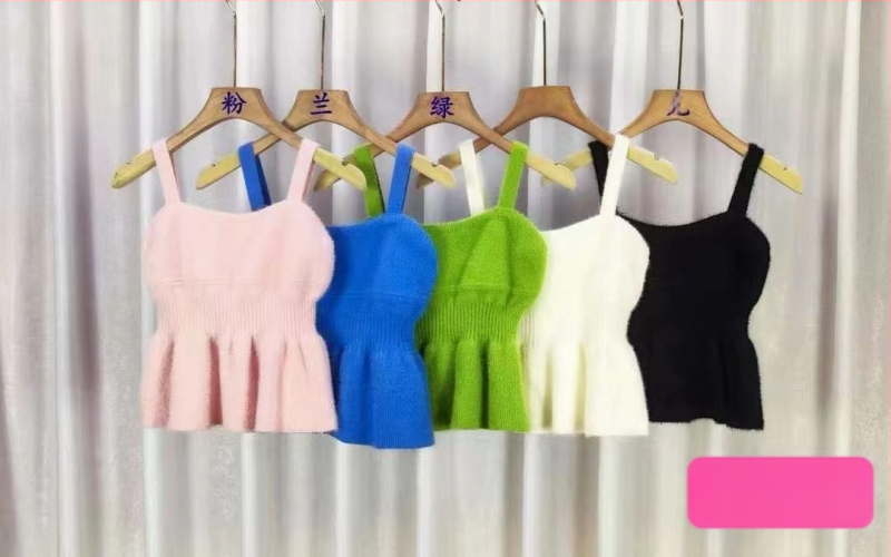 Uski pleteni topić s dvostrukim naramenicama, Vinylon materijal, jedne boje, kratka duljina, jesen 2025