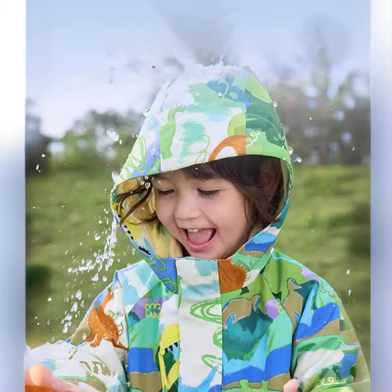 Bērnu ārējā jaka – divdaļīgs komplekts, ūdensnecaurlaidīga līdz 1000 mm, silta ar flīsa iekšpusi, vēja izturīga, kapuce noņemama, neilona audums, Cartoon raksts, vecuma grupai 3–4 gadiem (ūdensnecaurlaidīga līdz 1000 mm, silta ar flīsa iekšpusi, vēja iztur