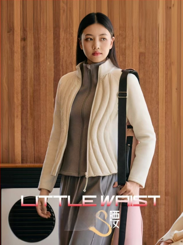 Női pehelydzseki kacsa tollal töltve, állig érő gallér, cipzár, normál hosszúságú